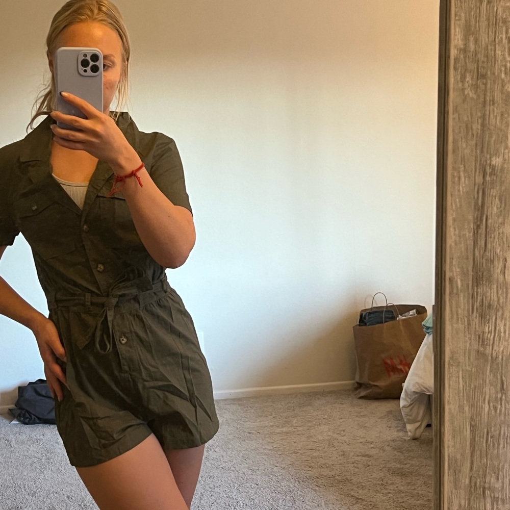 Dark olive green jumpsuit from H&M. NWT, never been worn. Size 2 / EU 34.